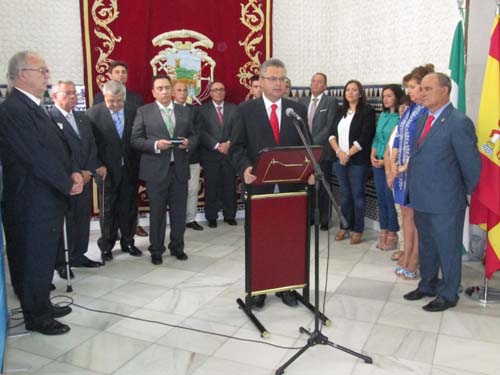 El Ayuntamiento entrega la Medalla de Oro de la Villa a la Agrupación de Cofradías 1