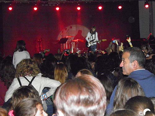 El espectáculo de Gemeliers abarrota el Pabellón Polideportivo Joaquín Crespo “Quini” 1