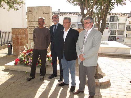 Ofrenda floral ante el monumento a la Memoria Histórica 1