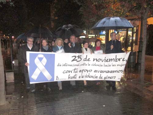 MÁS DE DOSCIENTAS PERSONAS PARTICIPAN EN LA CONCENTRACIÓN Y MANIFESTACIÓN CONTRA LA VIOLENCIA DE GÉNERO 1