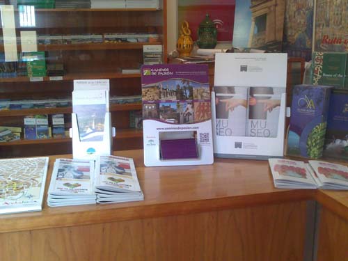 CAMINOS DE PASIÓN DIFUNDE SUS RECURSOS EN LA RED DE OFICINAS DE TURISMO DE ANDALUCÍA Y ALOJAMIENTOS HOTELEROS 1