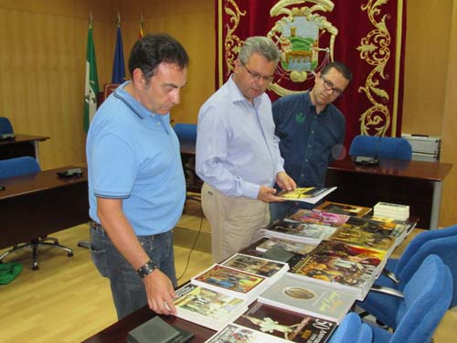 LA AGRUPACIÓN DE COFRAFÍAS CEDE AL AYUNTAMIENTO UNA COLECCIÓN BIBLIOGRÁFICA 1