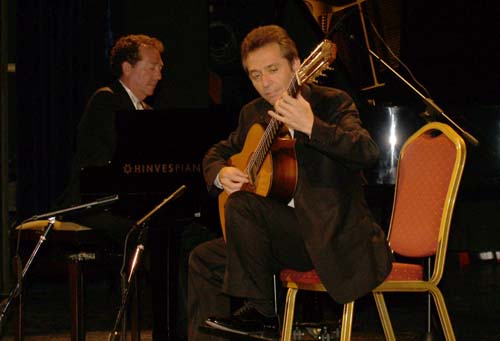 Concierto benéfico de los Hermanos Cuenca en el Teatro Circo 1