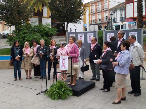 UNA CONCENTRACIÓN CONMEMORA EL DÍA CONTRA EL CÁNCER DE MAMA 1