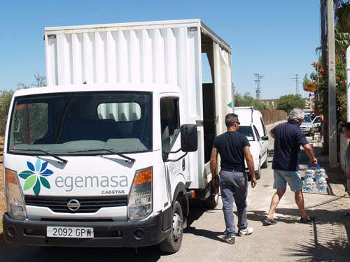 El Ayuntamiento distribuye agua embotellada en La Mina y Las Palomas 1
