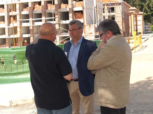 EL ALCALDE VISITA LAS OBRAS PFEA QUE SE REALIZAN EN EL CEMENTERIO MUNICIPAL 1