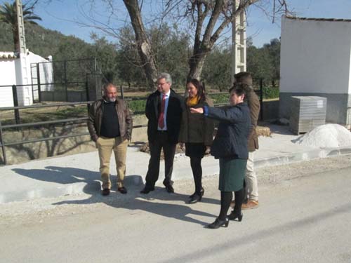 El alcalde visita las obras de acerado de la aldea de Puerto Alegre 1