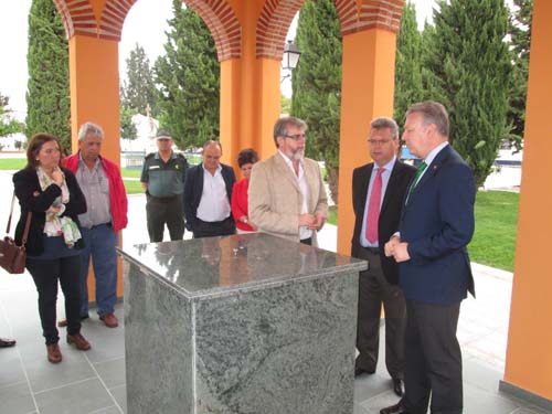 EL ALCALDE Y EL SUBDELEGADO DEL GOBIERNO VISITAN LAS OBRAS PFEA QUE SE HAN REALIZADO EN EL CEMENTERIO MUNICIPAL 1