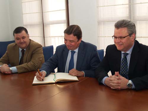 EL CONSEJERO DE CULTURA VISITA PUENTE GENIL 1