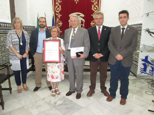 El alcalde entrega a Antonio Cuevas la distinción de Hijo Adoptivo de la Villa 1