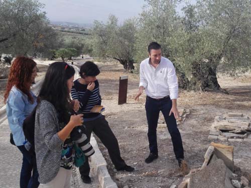Periodistas de España y Portugal visitan el yacimiento arqueológico de Fuente Álamo 1
