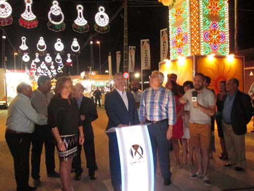 Unas 12.000 bombillas iluminan la portada de la Feria Real 2015 1