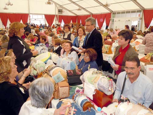 MÁS DE UN MILLAR DE ENCAJERAS DE BOLILLO SE DAN CITA EN EL ENCUENTRO NACIONAL CELEBRADO EN PUENTE GENIL 1