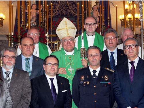 EL ALCALDE ENTREGA A LA COFRADÍA DE JESÚS NAZARENO LA MEDALLA DE ORO DE LA VILLA 1