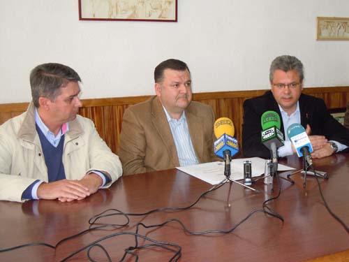 EL DELEGADO DE AGRICULTURA ENTREGA UNA SUBVENCIÓN A LA COOPERATIVA LA PURÍSIMA 1