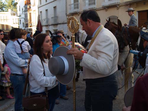 RAMO DE FLORES AL SIMPECADO DE LA HERMANDAD DEL ROCÍO 1