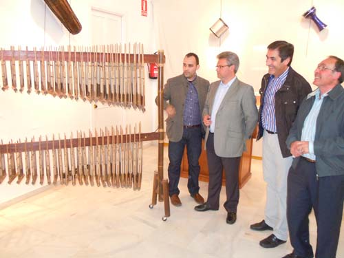EL ALCALDE INAUGURA UNA EXPOSICIÓN DE INSTRUMENTOS MUSICALES DEL MUNDO 1