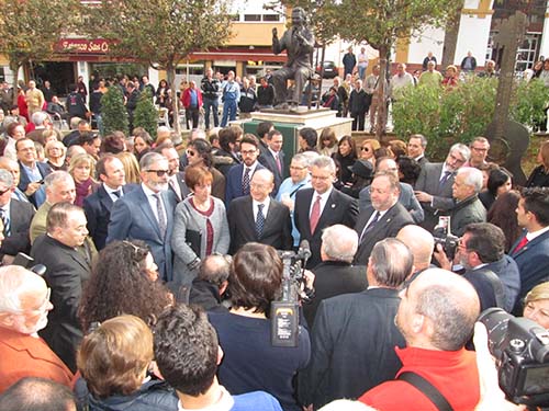 Inaugurada la escultura de Fosforito en el Paseo del Romeral 1