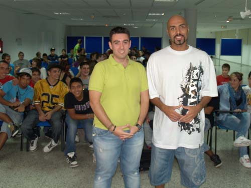 EL CHOJÍN REÚNE A MÁS DE 150 JÓVENES EN LA BIBLIOTECA RICARDO MOLINA 1