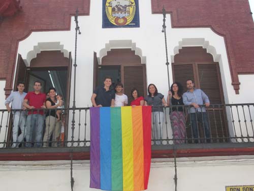 El Ayuntamiento cuelga en su balcón la bandera acoiris 1