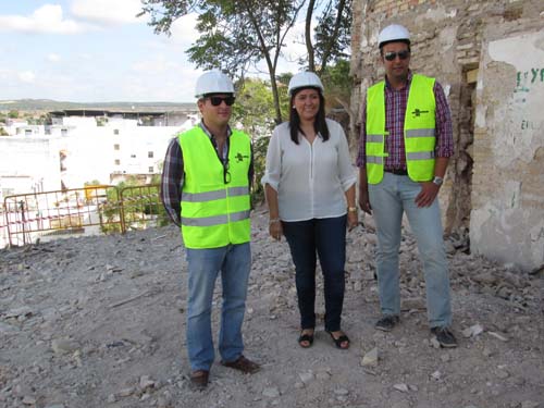 Ana Carrillo visita las obras de demolición de la antigua escuela de Cuesta Vitas 1