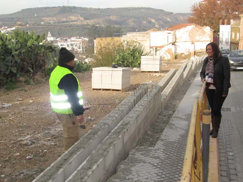 Se ultima la construcción de un cercado en la ladera de la calle Sol 1