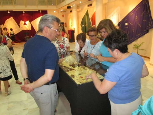 La Asociación Dominga Valdecañas muestra un centenar de trabajos de artesanía 1
