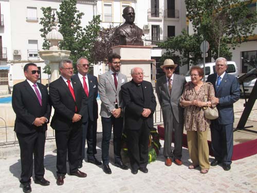 Se descubre un busto dedicado al poeta Pérez Carrascosa en la Plaza de Emilio Reina 1