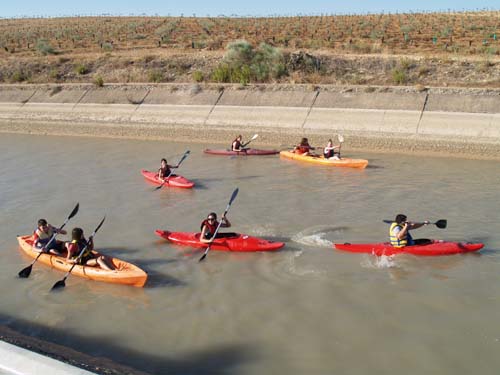 25 JÓVENES REALIZAN PRÁCTICAS DE PIRAGÜISMO EN EL CANAL DE RIEGOS 1