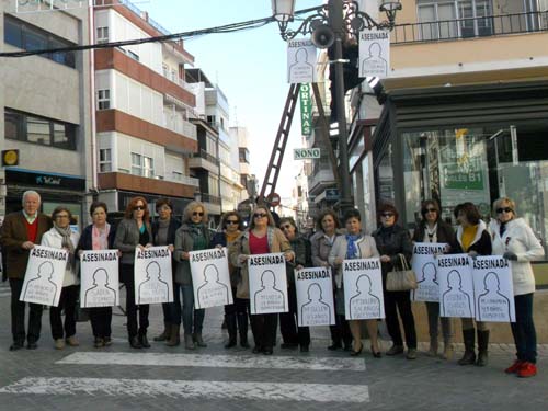 Unas pancartas recuerdan a las mujeres víctimas de la violencia machista 1
