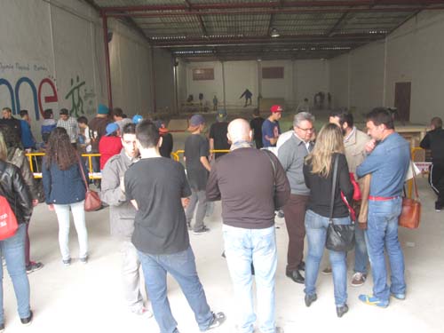 EL ALCALDE Y EL COORDINADOR DEL IAJ VISITAN LAS NUEVAS PISTAS DE SKATE SITUADAS EN UNA DE LAS NAVES DE LA EXPO 1