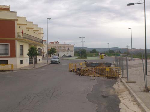 UNAS OBRAS TRATAN DE EVITAR LA ACUMULACIÓN DE AGUAS FLUVIALES EN LA GLORIETA DE LA FUENTE DE LA PITILLA 1
