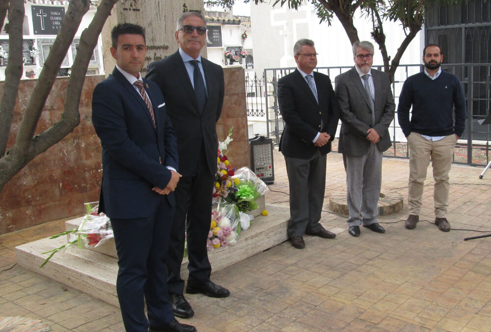 Ofrenda floral ante el monolito dedicado a la Memoria Histórica 1