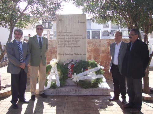 OFRENDA FLORAL DEL AYUNTAMIENTO ANTE EL MONUMENTO A LA MEMORIA HISTÓRICA 1