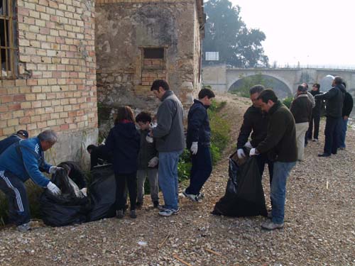 LA CAMPAÑA DE CONCIENCIACIÓN MEDIOAMBIENTAL “MANOS AL RÍO” CONGREGA A UNA TREINTENA DE VOLUNTARIOS 1