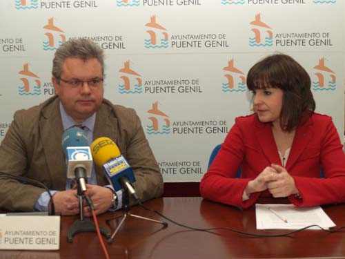 EL ALCALDE Y LA CONCEJALA DE HACIENDA PRESENTAN EL BORRADOR DEL PRESUPUESTO PARA EL 2013 1