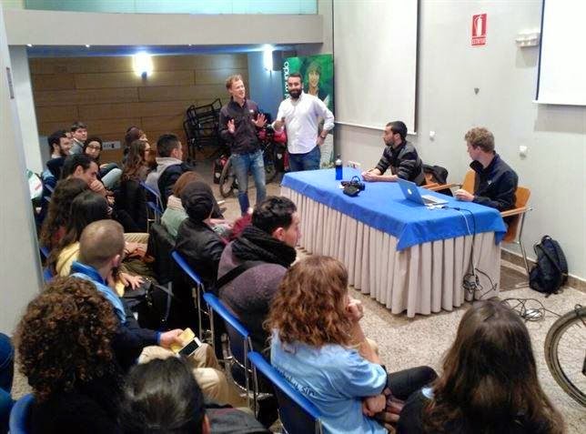 Jóvenes de la Mesa Local participan en una reunión con el delegado juvenil de la ONU 1
