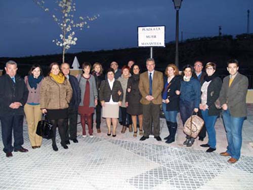 Rotulación de una plaza dedicada a la Mujer Manantera 1