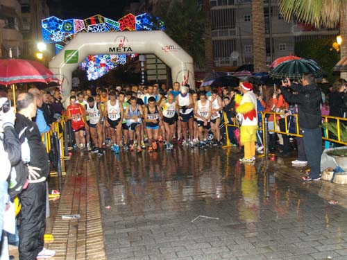 NUTRIDA PARTICIPACIÓN EN LA CARRERA DE NAVIDAD, A PESAR DE LA LLUVIA 1