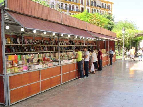 LA FERIA DEL LIBRO ANTIGUO Y DE OCASIÓN PERMANECERÁ ABIERTA EN EL PASEO DEL ROMERAL HASTA EL DÍA 1 DE JUNIO 1