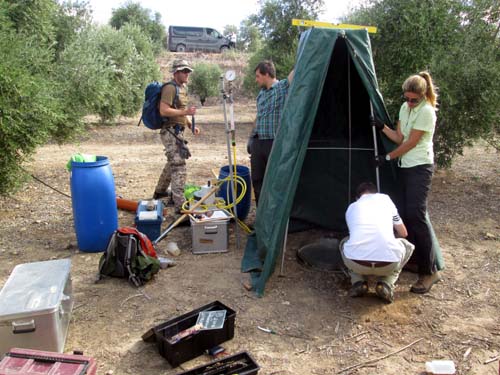Profesores y alumnos universitarios cordobeses y alemanes estudian medidas para evitar la erosión de suelo en el olivar 1