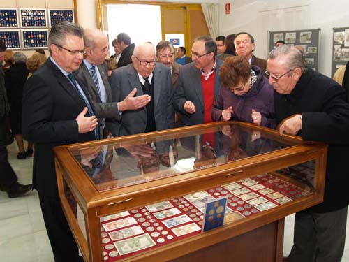 EL ALCALDE APERTURA LA EXPOSICIÓN LOCAL DE COLECCIONISMO 1
