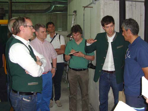 PERIODISTAS, INGENIEROS Y CIENTÍFICOS EUROPEOS SE INTERESAN POR EL SISTEMA DE CALDERAS DE LA PISCINA CUBIERTA 1