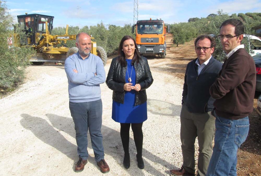 La concejala de Agricultura visita las obras del camino de Perdigueros 1