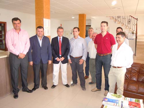 EL DELEGADO DE AGRICULTURA ENTREGA UNA SUBVENCIÓN A LA COOPERATIVA DE LOS DESAMPARADOS 1