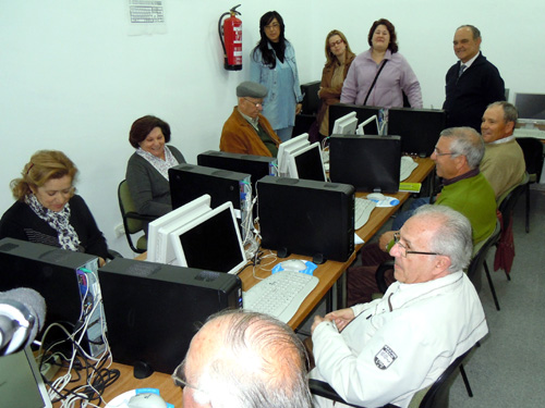 UN CURSO ACERCA LAS NUEVAS TECNOLOGÍAS A 12 PERSONAS MAYORES 1