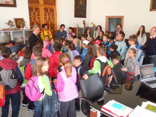 ALUMNOS DEL C.R.A. MAESTRO RAFAEL CHACÓN VILLAFRANCA VISITAN EL AYUNTAMIENTO 1