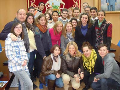 EL ALCALDE RECIBE A LOS JÓVENES QUE PARTICIPAN EN UN ENCUENTRO EUROPEO 1