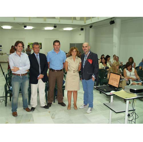 EL ALCALDE ASISTE A LA APERTURA DE UN TALLER DE ESCAPARATISMO 1