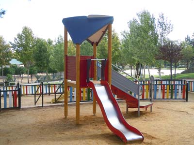 INSTALACIÓN DE JUEGOS DE INTEGRACIÓN EN LA ZONA INFANTIL DEL PARQUE DE LOS PINOS 1